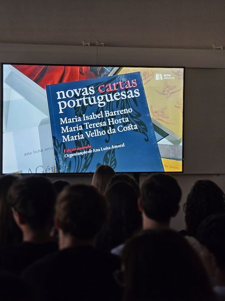 A capa das Novas Cartas Portuguesas no ecrã, durante a projeção