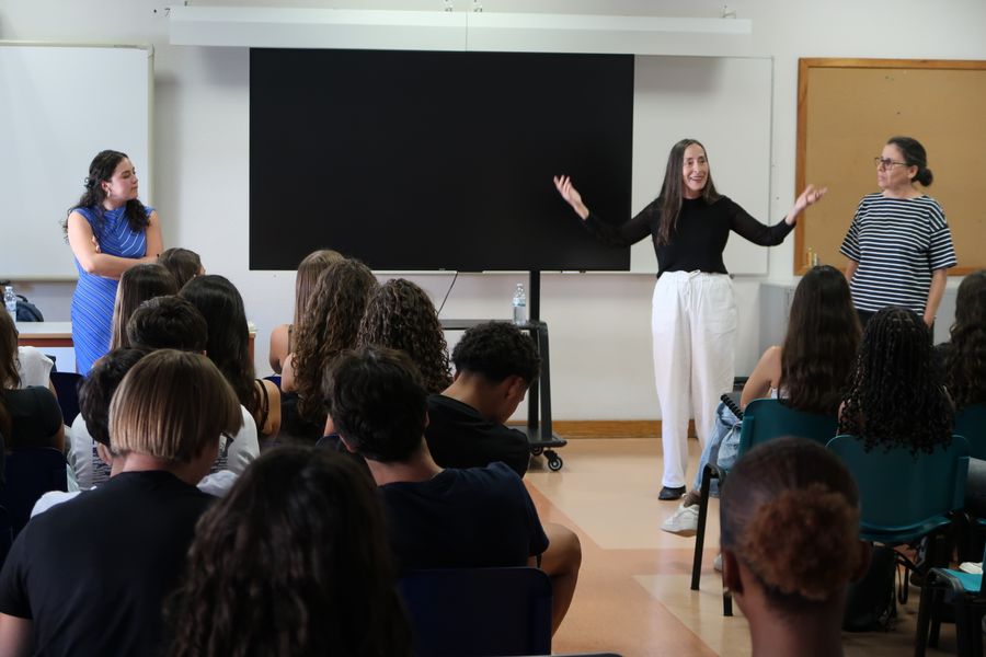 Uma das convidadas fala com os estudantes